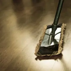 Czy mop parowy niszczy panele? Prawda i bezpieczne alternatywy