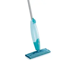 Mop spryskujący z niebieską nakładką z mikrofibry na białym tle.