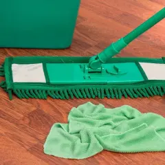 Koniec ze smugami! Jaki mop wybrać i jak myć podłogę idealnie?