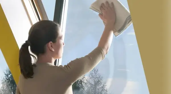 Mycie okien dachowych bez smug? Sprawdź triki eksperta!