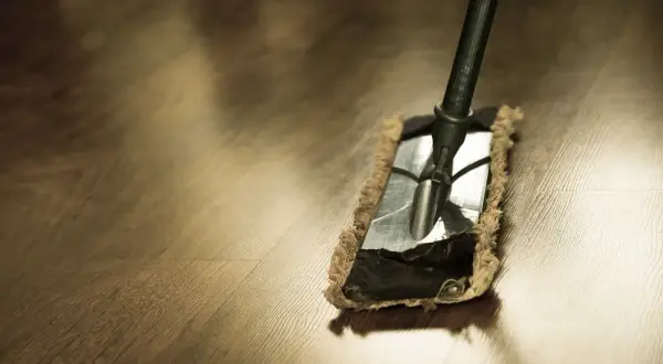 Czy mop parowy niszczy panele? Prawda i bezpieczne alternatywy