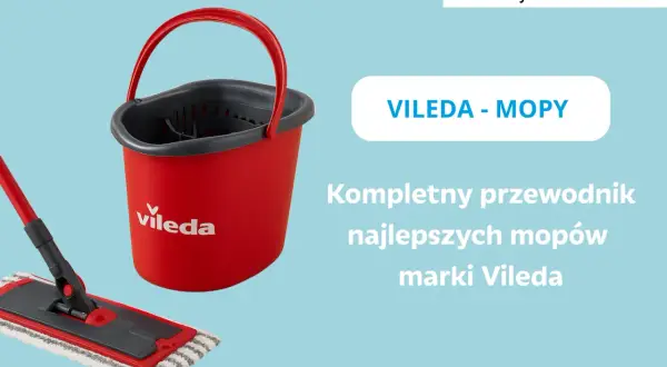 Czerwone wiadro i mop płaski marki Vileda na jasnoniebieskim tle.