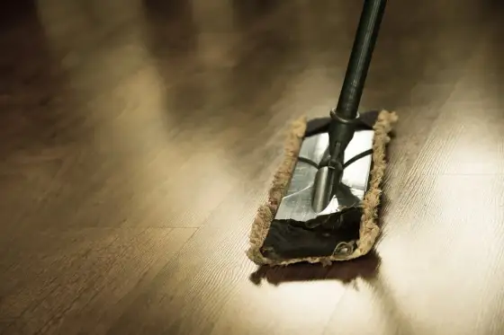 Czy mop parowy niszczy panele? Prawda i bezpieczne alternatywy