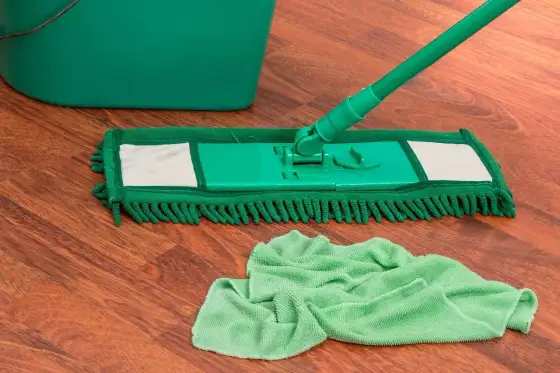 Koniec ze smugami! Jaki mop wybrać i jak myć podłogę idealnie?
